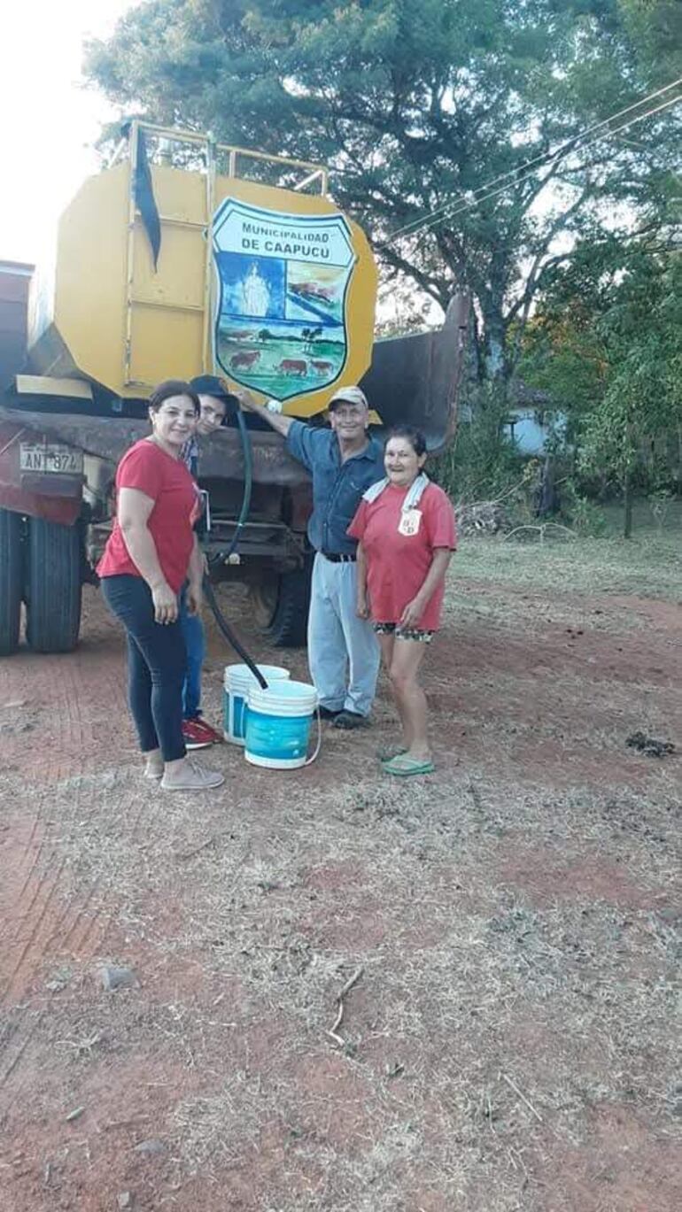 Con un camión cisterna de la Municipalidad reparten agua todos los días en las comunidades afectadas por la sequía.