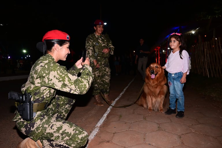 Darco, el veterano perro táctico fue una de las principales estrellas de la noche en el Aero San Juan.