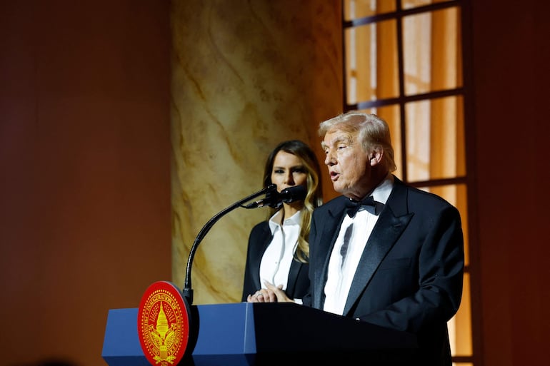 El presidente electo de Estados Unidos, Donald Trump, pronuncia un discurso junto a Melania Trump en una cena a la luz de las velas en el Museo Nacional de la Construcción el 19 de enero de 2025 en Washington, DC. Trump prestará juramento como el 47º presidente de Estados Unidos el 20 de enero. 