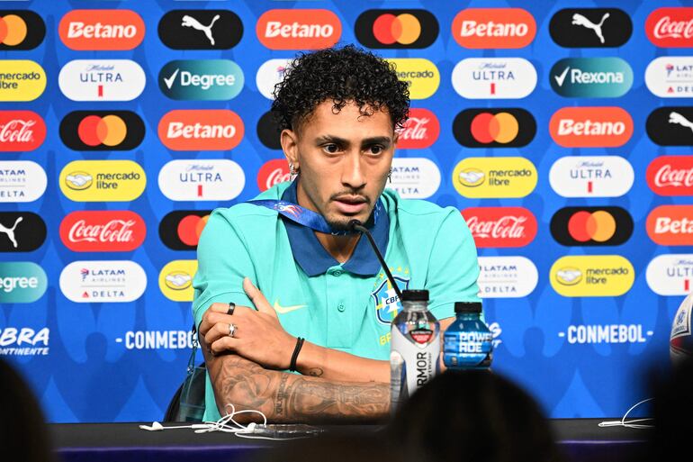 Raphinha, jugador de la selección de Brasil, en la conferencia de prensa previa al partido contra Uruguay por los cuartos de final de la Copa América 2024 en el Allegiant Stadium, en Las Vegas, Nevada.