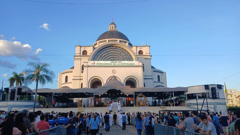 Como cada domingo la explanada de la basilica estuvo repleta de feligreses.