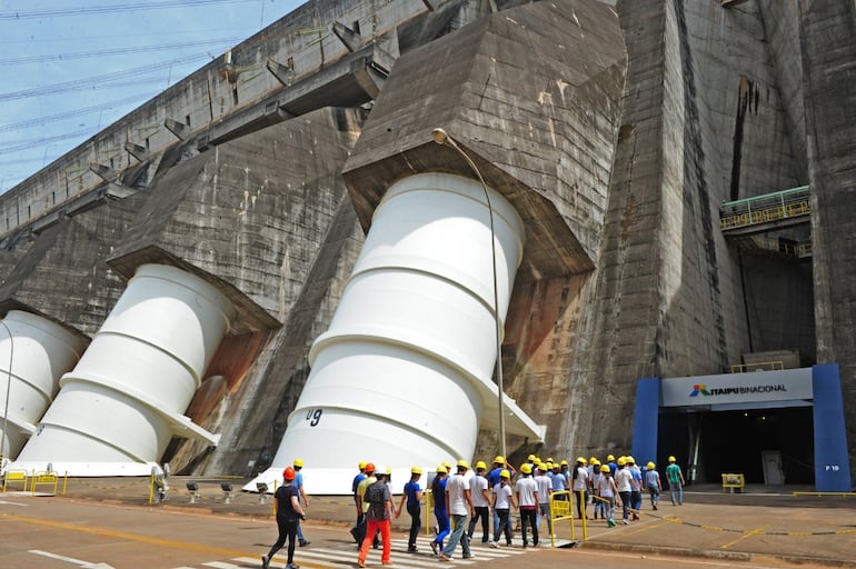 Mientras en Itaipú el gobierno paraguayo se atrinchera en su posición de defender el alta de su tarifa, en Brasil, según informes de las prensa, su gobierno se propone bajar el nivel de las tarifas eléctricas al menos hasta finales de 2024.