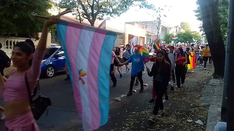 Exponentes de Somos Gay marchan en la tarde del sábado 1 de julio.