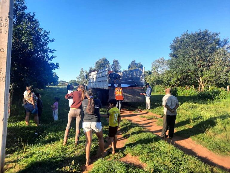 SEN asiste a familias afectadas por el temporal de granizada y tormenta en Mbuyapey.