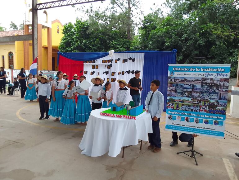 Los estudiantes de cada escuela  presentaron el historial de su institución. 