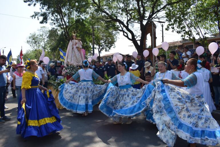 La imagen de Nuestra Señora del Rosario fue saludada con danza en el Mercado.