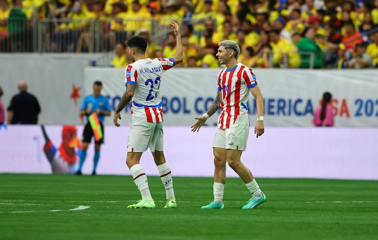 Julio Enciso (d), jugador de Paraguay, celebra un gol en el partido frente a Colombia en un partido de la primera fecha del Grupo A de la Copa América 2024 en el NRG Stadium, en Houston. 