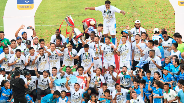 Los jugadores del San Antonio de Bulo Bulo celebran con el trofeo del torneo Apertura 2024 del Bolivia.