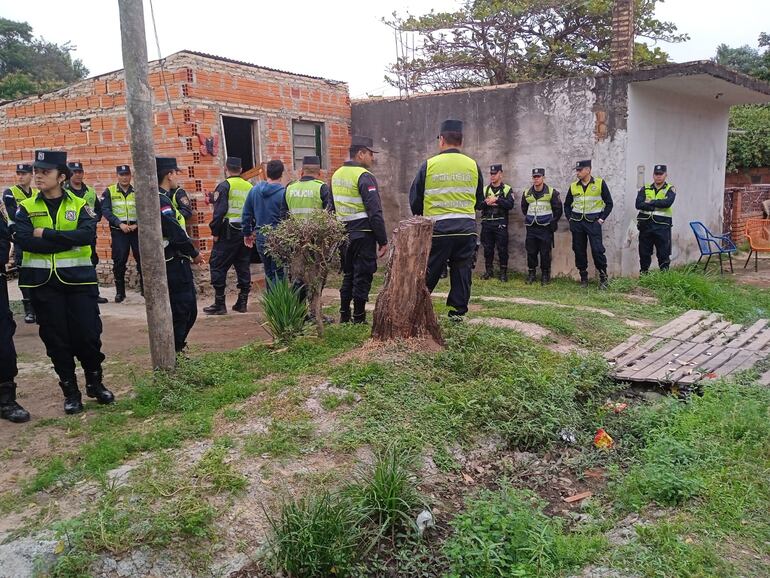 Personal policial durante el desalojo de las viviendas en Punta Carreta.