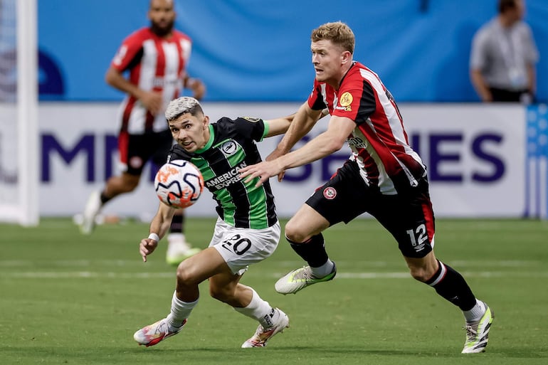 El paraguayo Julio Enciso (i), jugador del Brighton & Hove Albion, en el partido amistoso contra el Brentford por la Premier League Summer Series en Atlanta, Georgia, Estados Unidos.