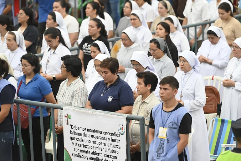 Numerosas religiosas formaron parte de la celebración que comenzó a las 19:00.