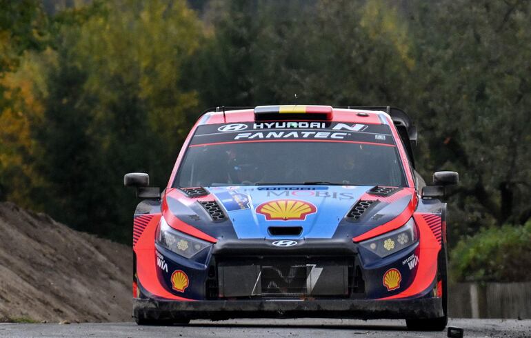 Thierry Neuville, piloto de la marca surcoreana, retomó la punta del rally. AFP