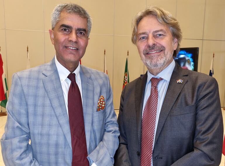 El embajador de la India Yogeshwar Sangwan y Fredrik Sterner.
