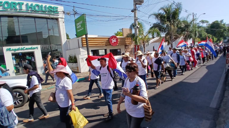 Jóvenes niños y adultos acompañaron la marcha.