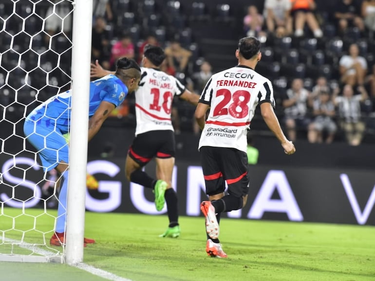 Los futbolistas de Libertad celebran un gol en el partido frente a Sportivo Ameliano por la quinta fecha del torneo Apertura 2025 del fútbol paraguayo en el estadio La Huerta, en Asunción, Paraguay.