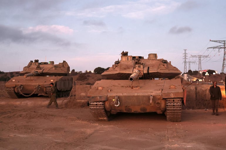 Soldados israelíes se encuentran junto a tanques esperando transporte después de un día de entrenamiento en el centro de los Altos del Golán anexados por Israel. Estados Unidos exhortó este jueves al movimiento chiita libanés Hezbolá a poner fin a sus “ataques terroristas” contra Israel si quiere rebajar la tensión en la región.