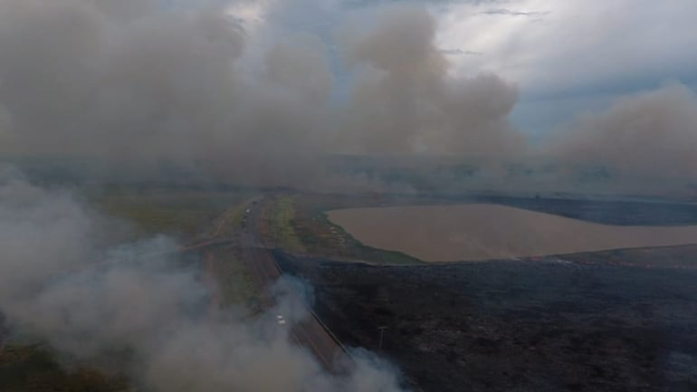 Un incendio forestal de gran magnitud se registró en Arroyos y Esteros. Unidades del Cuerpo de Bomberos Voluntarios del Paraguay (CBVP) acudieron hasta el lugar para combatir el fuego. Clausuraron un tramo de la ruta debido al humo.