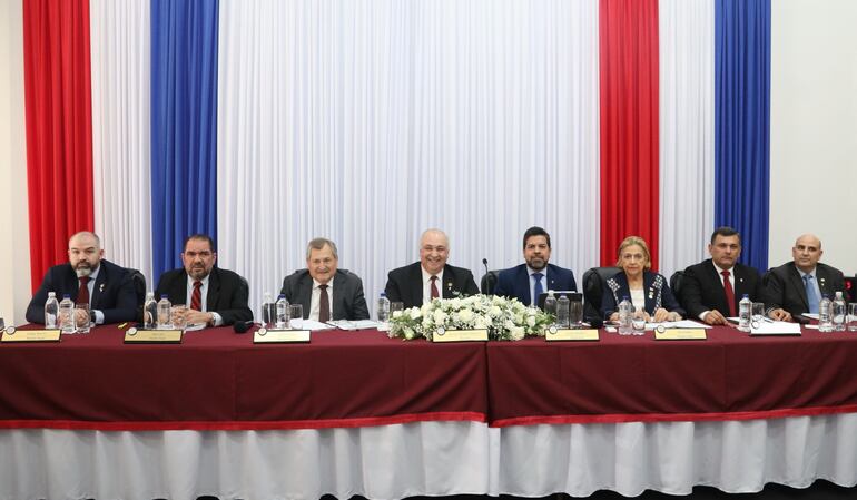 Enrique Berni, Edgar López, Eugenio Jiménez Rolón, Gustavo Miranda, Gerardo Bobadilla, Alicia Pucheta, Edgar Olmedo y César Ruffinelli, miembros del Consejo de la Magistratura, en la audiencia pública para defensor general.