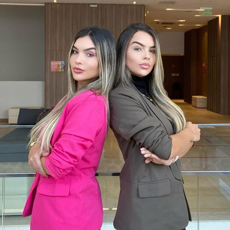 Las "doctoras Barbie" Ester de Oliveira (izquierda) y Sara de Oliveira (derecha)