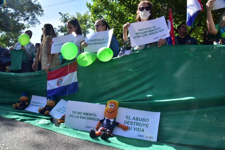 Madres y padres de alumnos del colegio de Lambaré protestan frente a la sede de la Fiscalía de Lambaré.