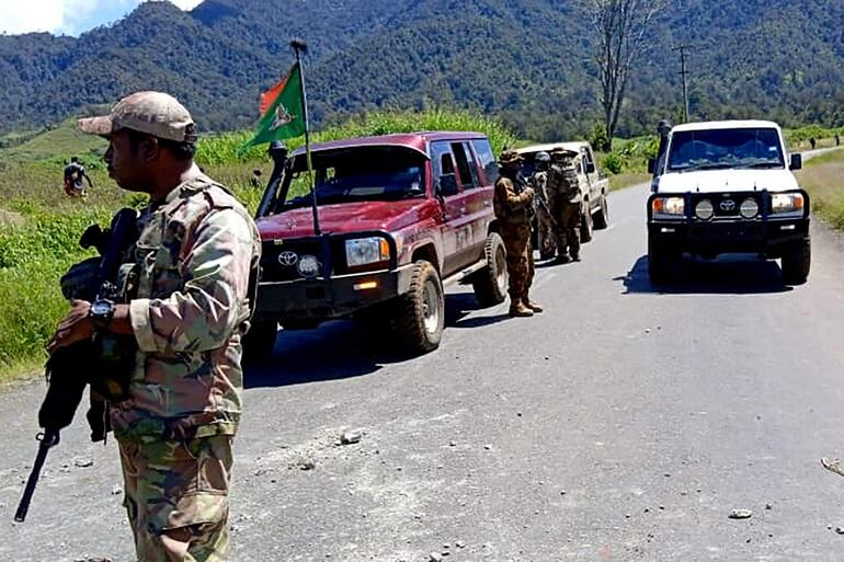 Soldados cerca de la localidad de Wabag, zona de recientes enfrentamientos tribales, en Papúa Nueva Guinea.