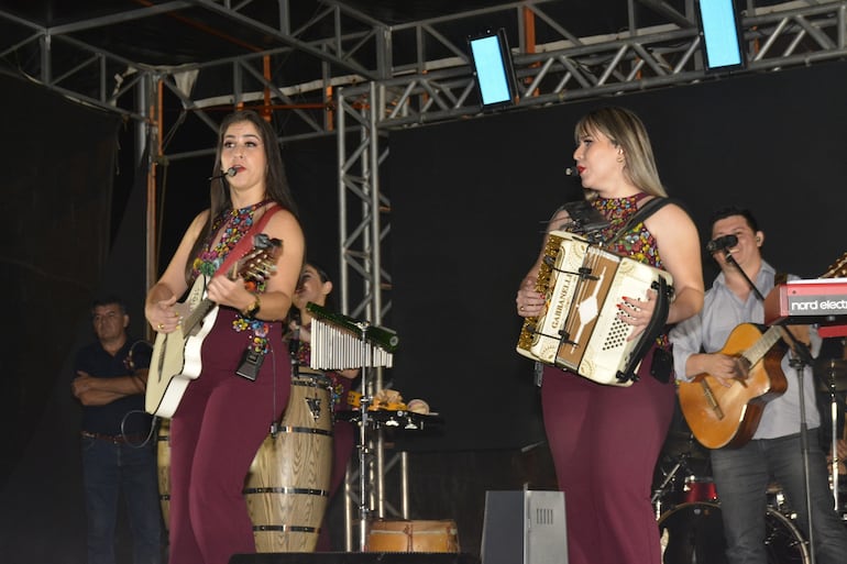 El grupo Oasis de Villarrica deleitó al público con un repertorio variado.