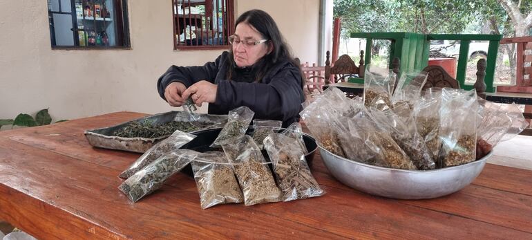 La señora, Eusebia Cardozo, preparando sus yerbas medicinales y a demás se alista para celebrar el primer Festival Folclórico del Poha Ñana.