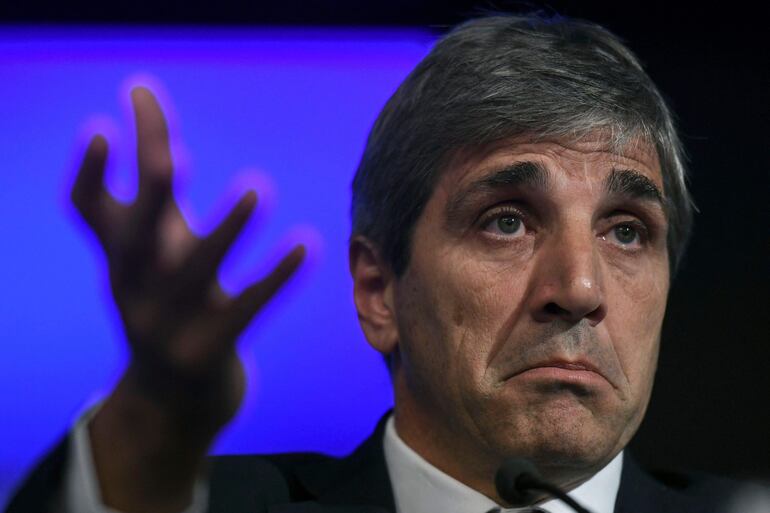 Luis Caputo, ministro de Economía argentino(Photo by EITAN ABRAMOVICH / AFP)