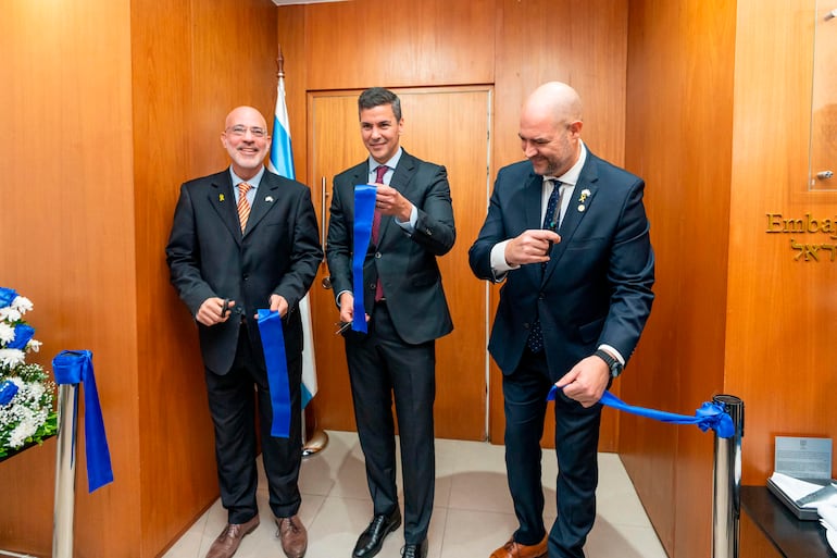 El presidente de Paraguay, Santiago Peña (c), participa de la reapertura de la Embajada de Israel en nuestro país. Acompañan el titular del Parlamento de Israel, Amir Ohana (d), y el embajador residente de Israel en Paraguay residente en  Uruguay, Yoed Magen.