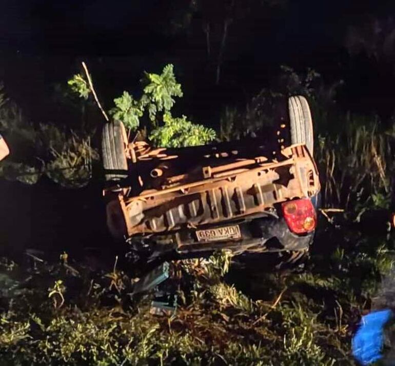 El conductor del Toyota IST, presumiblemente perdió el control, salió de la calzada y volcó a un costado de la ruta PY01.