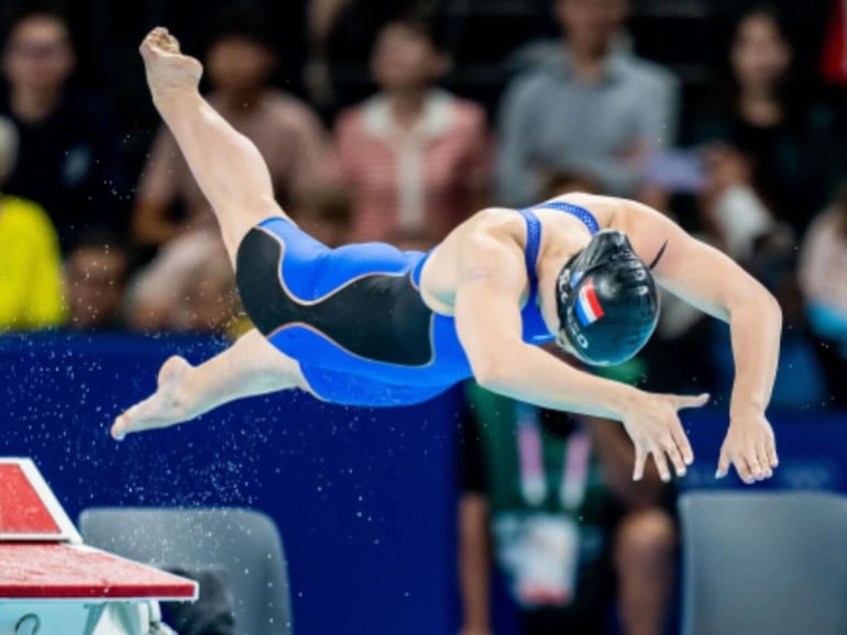 La paraguaya Luana Alonso durante la competencia de los 100 metros mariposa en los Juegos Olímpicos París 2024.