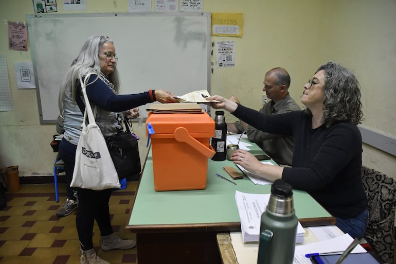 Una mujer vota en un colegio electoral, este domingo en Montevideo.