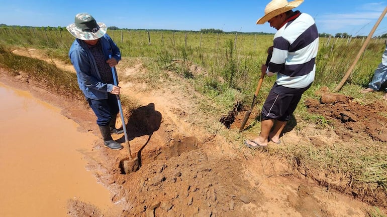 Con pala y asada buscan mejorar camino rural en Quyquyhó.