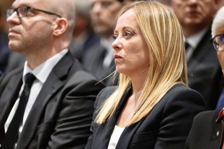 La primera ministra de Italia, Giorgia Meloni, durante la ceremonia de despedida a Silvio Berlusconi.  (EFE)