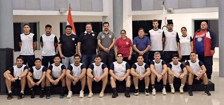 La selección paraguaya de hándbol (los Guerreros) con autoridades de la CPH en la entrega de los atuendos oficiales.