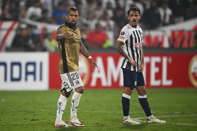 El chileno Arturo Vidal (i), jugador de Colo Colo, festeja un gol en el partido frente a Alianza Lima por la fase de grupos de la Copa Libertadores 2024 en el estadio Alejandro Villanueva, en Lima, Perú.