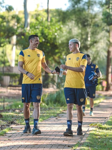 Walter González (29) con el “platinado” Óscar Cáceres  (19), rumbo a la práctica del Sportivo Luqueño, en Ciudad del Este.