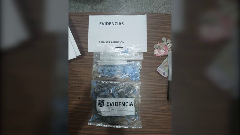 Las dosis de las drogas incautadas en poder de los siete detenidos en la Chacarita.