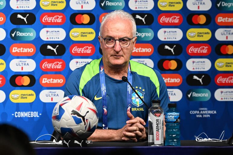 Dorival Júnior, seleccionador de Brasil, en la conferencia previa al partido frente a Uruguay por los cuartos de final de la Copa América 2024 en el Allegiant Stadium, en Las Vegas, Nevada.