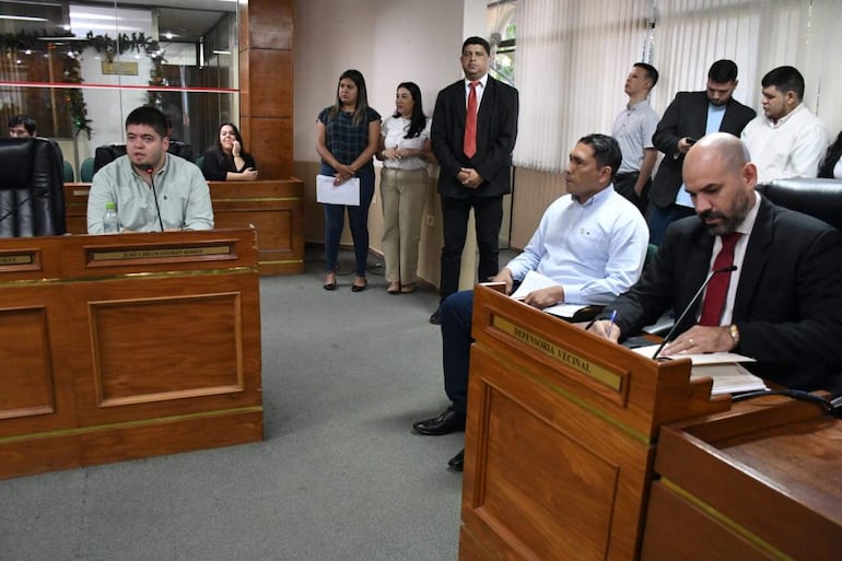 Juan Carlos Ozorio, concejal asunceno, habla durante la sesión de la Junta Municipal de Asunción. El director Ariel Andino (camisa clara, sentado) escuchó los cuestionamientos, pero no respondió con datos.