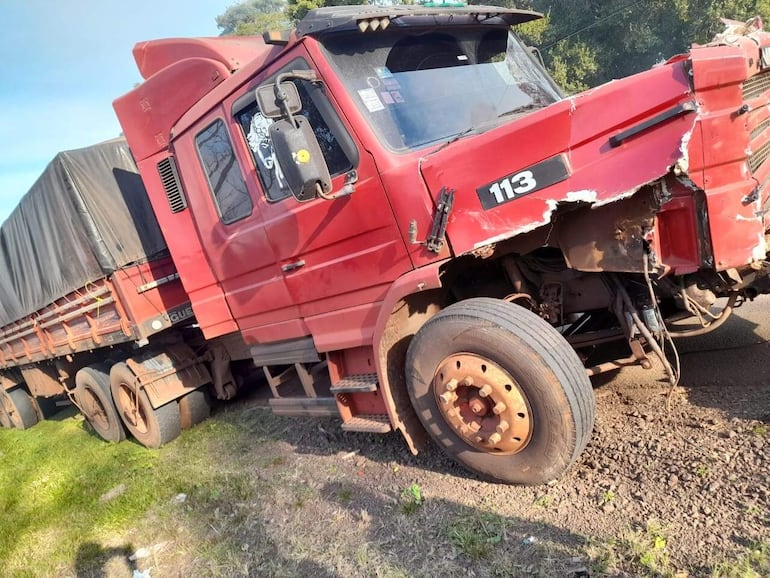 
El semirremolque que chocó contra otro vehículo de gran porte en el percance sobre la ruta PY18.