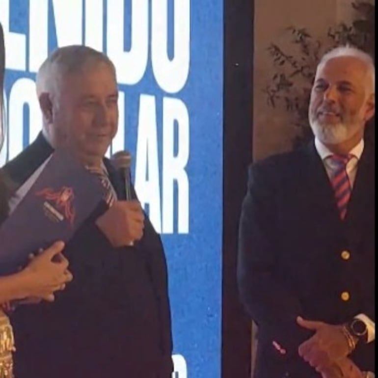 Carlos Jara Saguier (i) en la presentación como nuevo entrenador de Cerro Porteño.