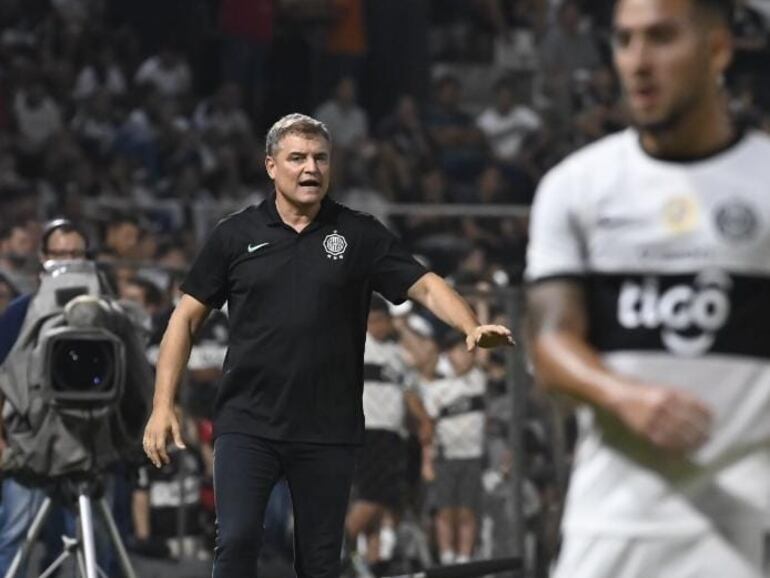 El uruguayo Diego Aguirre (i), entrenador de Olimpia, durante el partido contra Guaraní en el estadio Manuel Ferreira por la décima fecha del torneo Apertura 2023 del fútbol paraguayo.