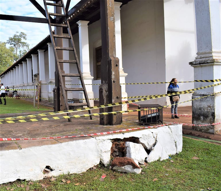 La base de la estructura del campanario se está desmoronando.