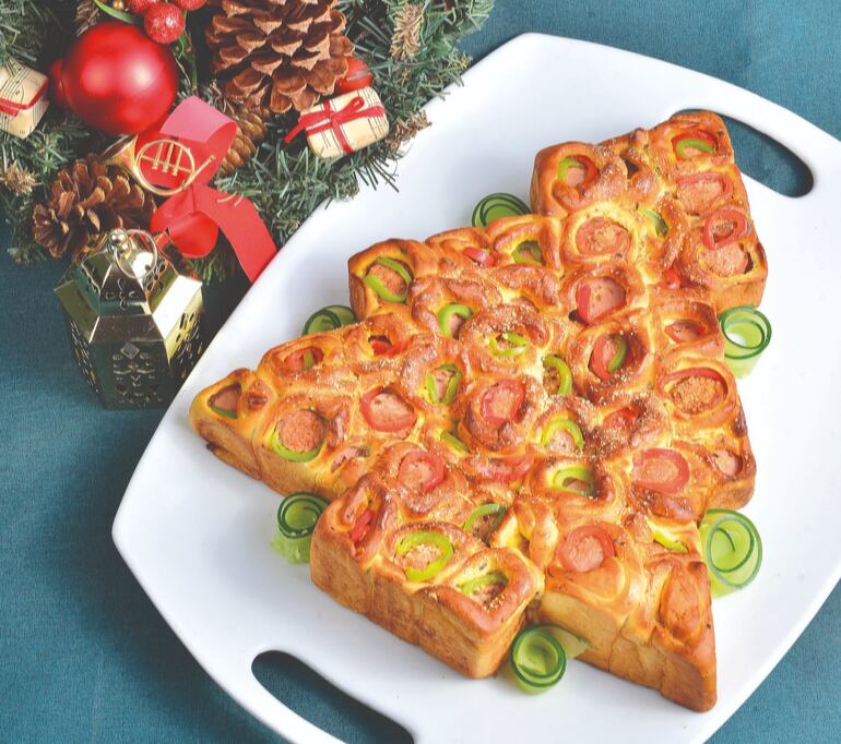 Pan brioche con panchos, en forma de árbol de Navidad.