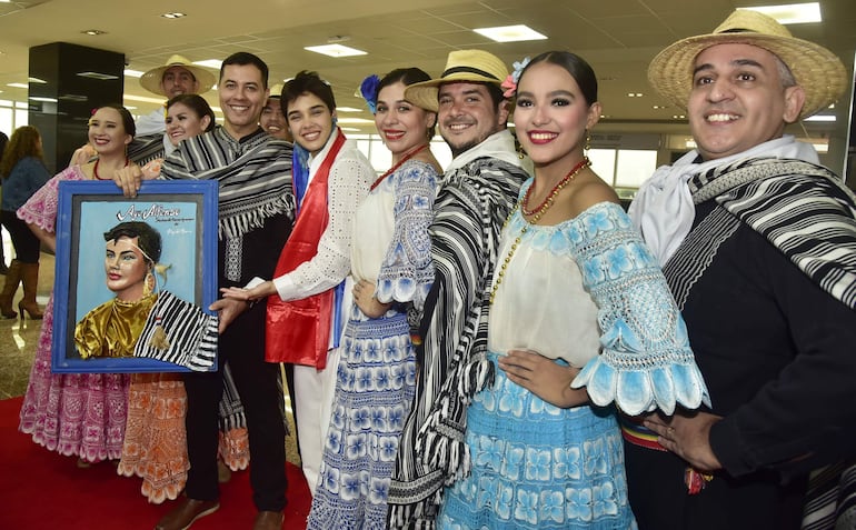 Aye posa con el Rey del Barro y los integrantes del Ballet Folclórico de la Secretaría Nacional de Cultura, que le dieron la bienvenida en el aeropuerto.