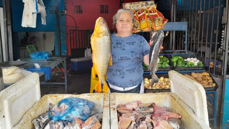 María Isabel Mendoza cuenta con más de 500 kilos de pescado para ofertar esta semana.