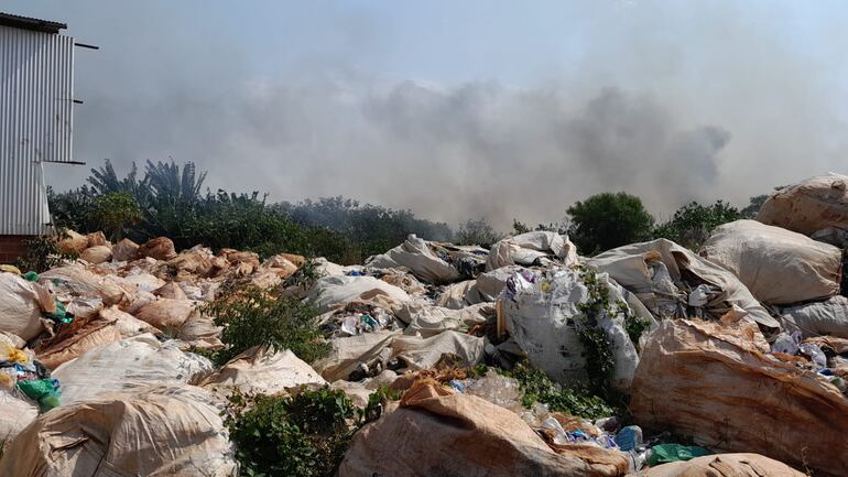 Incendio donde se quemaron miles de bolsas de plásticos.