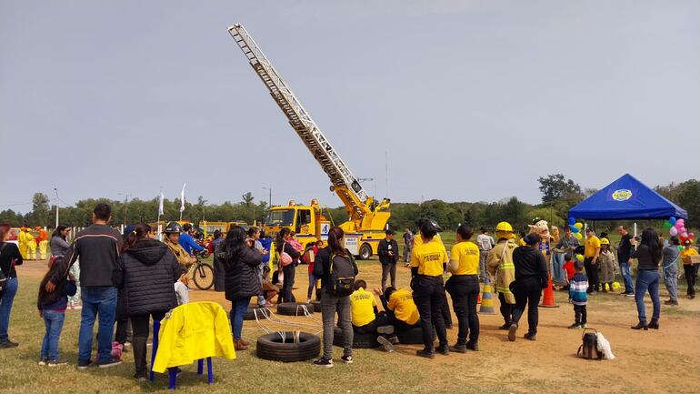 Niños disfrutaron de una mañana carga de actividades por el día del bombero.