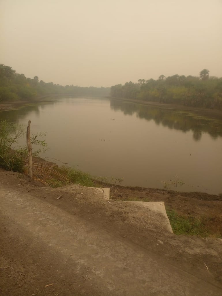 Aguas retenidas por la represa en el sector de la empresa que construyó el dique.